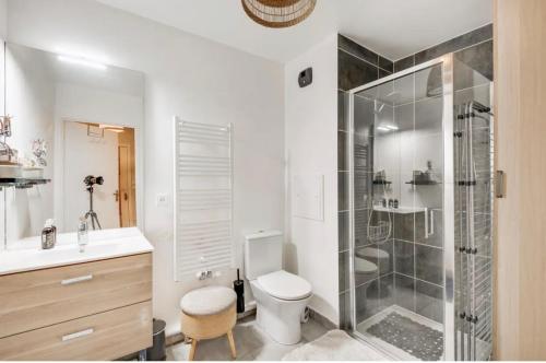 Chic Appartement Sacré Cœur of Paris with Parking