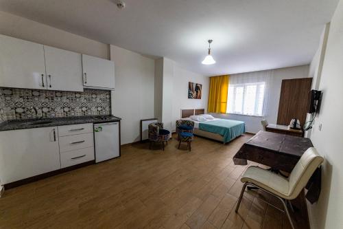 Η κουζίνα ή μικρή κουζίνα στο Şirin Apartrooms