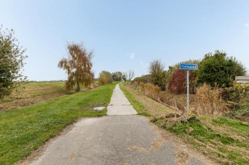 a dirt road with a street sign on the side at Klein Finland - Chalet 6persoons in Wagenborgen
