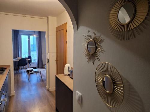 une chambre avec deux miroirs sur le mur et une cuisine dans l'établissement Appartement rénové Centre Ville Proche Gare, à Montpellier