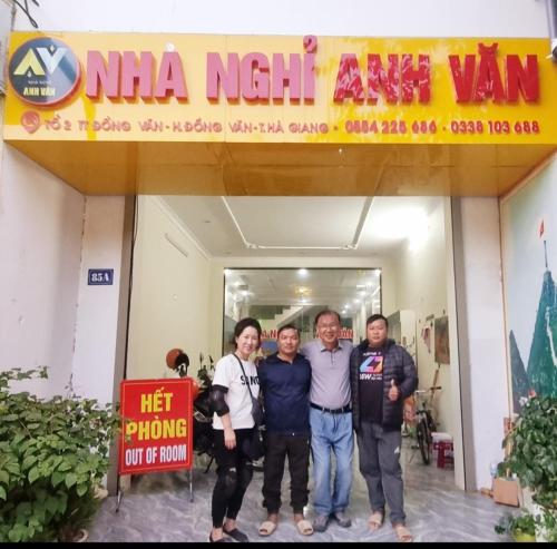 a group of people standing in front of a building at NHÀ NGHỈ ANH VĂN in Dồng Văn