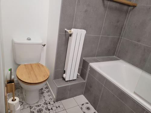 une salle de bain avec toilettes et baignoire dans l'établissement Appartement rénové Centre Ville Proche Gare, à Montpellier
