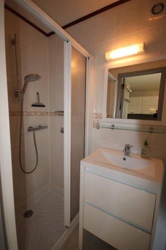 une salle de bain avec une douche, un lavabo et un miroir dans l'établissement Belle villa de vacances climatisee, tout confort, residence TAMARIS, accès payant aux piscines animation, wifi, 2 chambres, 5 couchages PORTIRAGNES PLAGE LRTAMB19, à Portiragnes