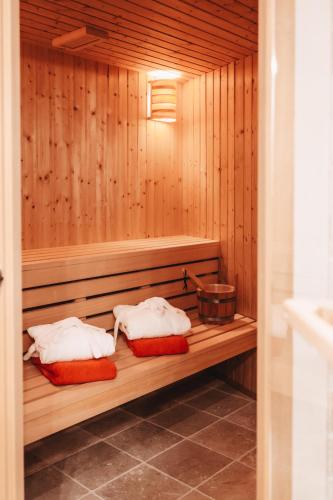 a sauna with two towels on a wooden shelf at Hiidhüüs Wenningstedt unter Reet mit Sauna in Wenningstedt