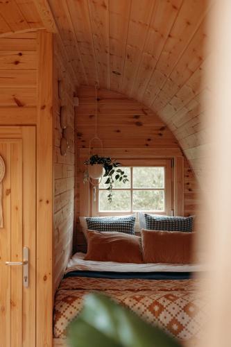 a bed in a room with a window at Parcpod Kapèlkeshof in Grashoek