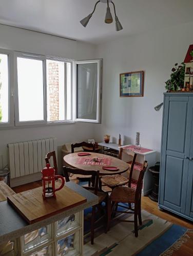 un salon avec une table et des chaises dans l'établissement Paisible escale chez l'habitant, à Vitry-sur-Seine
