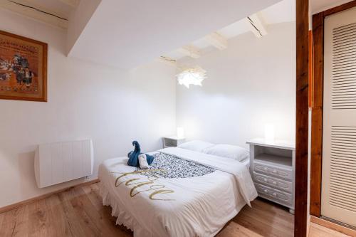 une chambre avec un lit avec un animal en peluche dessus dans l'établissement L'Alcôve Annecienne - Appt proche du lac d'Annecy, à Annecy