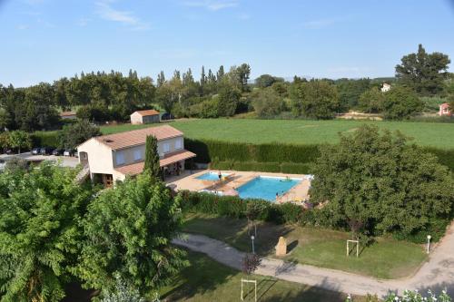 une vue aérienne d'une maison avec piscine dans l'établissement Résidence Vacances Fontenelle, à Raphèle