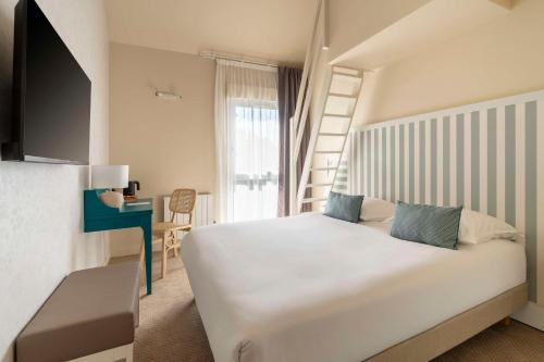 Ένα ή περισσότερα κρεβάτια σε δωμάτιο στο Best Western Flers Centre Gare