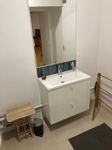 une salle de bain avec un lavabo blanc et un miroir dans l'établissement Appartement d'architecte, à Marseille