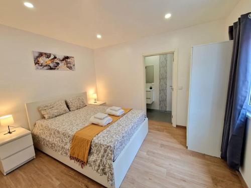 a bedroom with a bed with two towels on it at Casa da Tojeira in Casal de Pianos