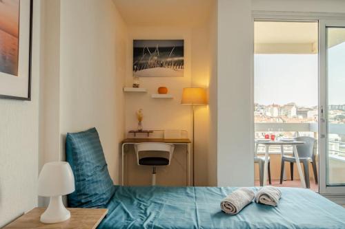 une chambre avec un lit, un bureau et une table dans l'établissement BIARRITZ GRANDE PLAGE - STUDIO AVEC BALCON - Victoria Surf, à Biarritz