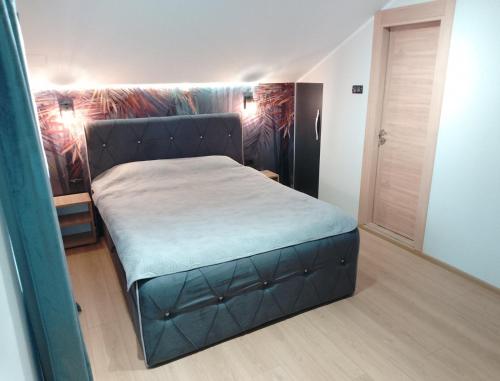 クラグイェヴァツにあるApartman Happy 5の部屋の中に大きなベッドがある寝室