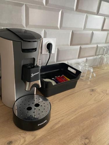 - une cafetière assise sur une table avec une boîte dans l'établissement Maison de village, à Fourques