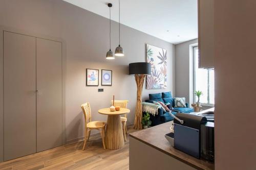 un salon avec une table et un canapé dans l'établissement #61 1 BDR Rossini Centrale Balcony AC, à Nice