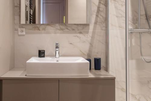 une salle de bain avec un lavabo blanc et une douche dans l'établissement #61 1 BDR Rossini Centrale Balcony AC, à Nice