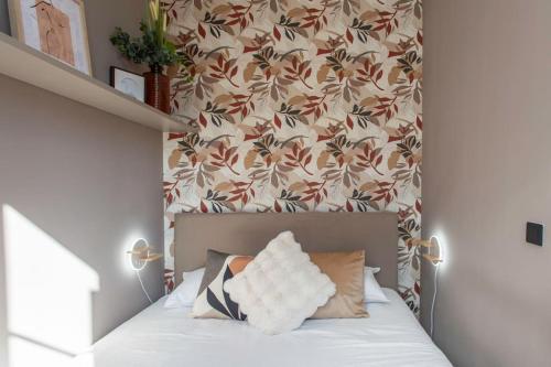 une chambre avec un lit avec un papier peint fleuri dans l'établissement #61 1 BDR Rossini Centrale Balcony AC, à Nice