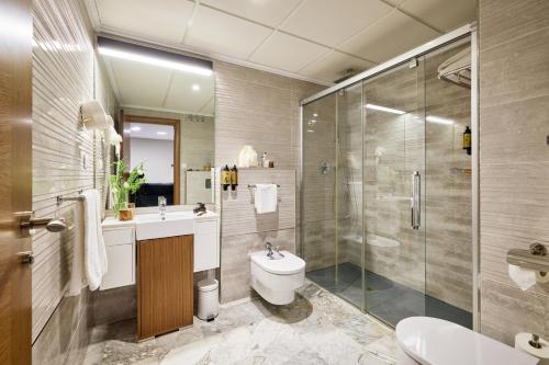 a bathroom with a toilet sink and a shower at Citizentral Juristas in Valencia