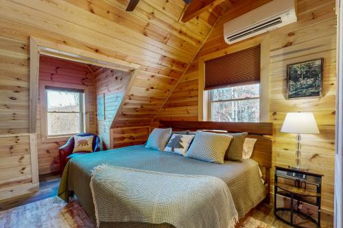 Ένα ή περισσότερα κρεβάτια σε δωμάτιο στο Sunset Mountain Lodge