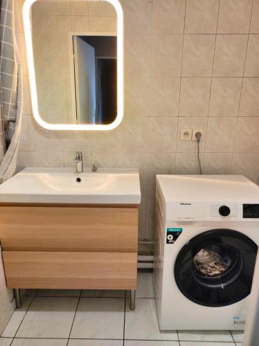 une salle de bain avec une machine à laver et un lavabo dans l'établissement Magnific Appartement 2BDR-6P -Near Paris, à Aubervilliers