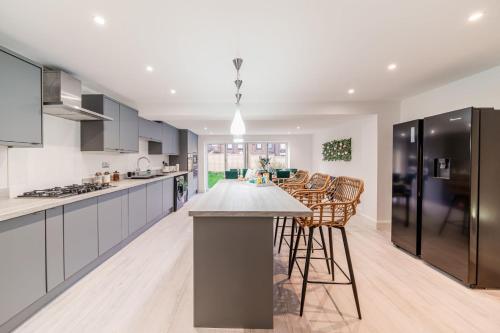 Kuchyň nebo kuchyňský kout v ubytování Large 6-Bed house, Free Parking & Motorway Access