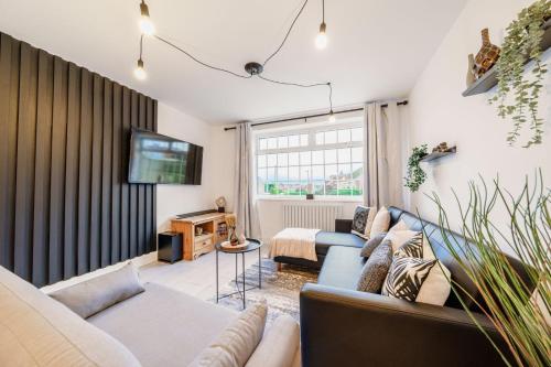 Posezení v ubytování Large 6-Bed house, Free Parking & Motorway Access