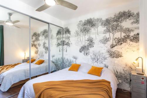 - une chambre avec 2 lits et une fresque murale dans l'établissement L58 Port Suite 2 BDRS 5mins Old town & Beach Tram, à Nice