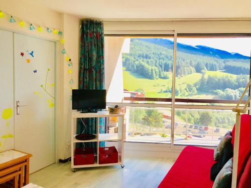 Appartement rénové avec balcon exposé plein sud, proche commerces et parking gratuit - FR-1-515-21