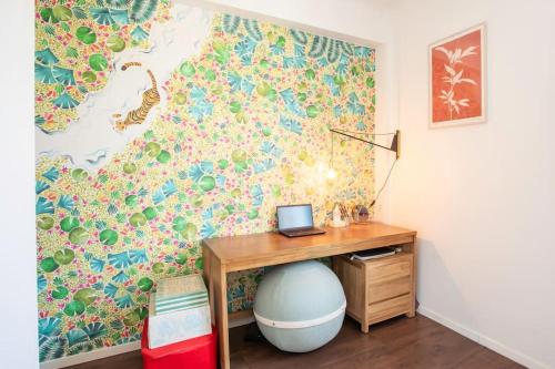 - un bureau avec un ordinateur portable installé à côté d'un mur dans l'établissement L58 Port Suite 2 BDRS 5mins Old town & Beach Tram, à Nice