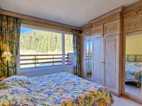 une chambre avec un lit et une grande fenêtre dans l'établissement Appartement spacieux 4 étoiles, 4 pièces, sauna, au centre de Flaine Forêt, proche des pistes et commerces - FR-1-425-118, à Flaine