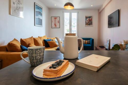 d'une table avec une assiette de nourriture au-dessus dans l'établissement L58 Port Suite 2 BDRS 5mins Old town & Beach Tram, à Nice