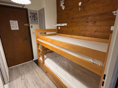 Posteľ alebo postele v izbe v ubytovaní Studio chaleureux proche pistes avec balcon sud, casier à skis, parking et équipements complets. - FR-1-692-61