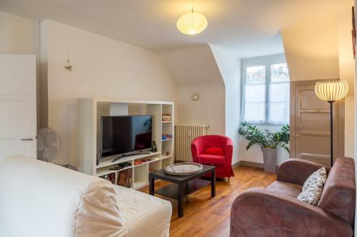 un salon avec un lit et une télévision dans l'établissement OIQIA • Averia, à Blois