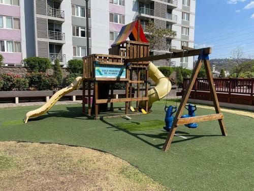 un parco giochi con uno scivolo in un parco di Nuevo, moderno y acogedor Ecovivienda II Etapa a Tegucigalpa
