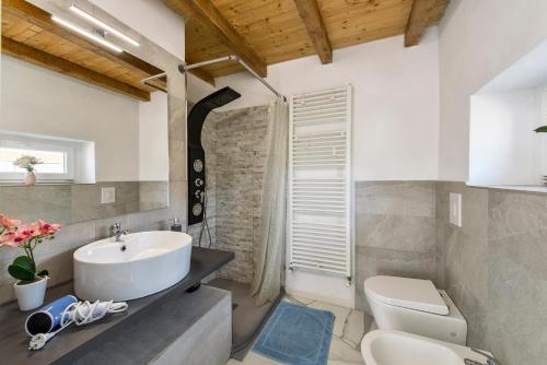 a bathroom with a sink and a toilet at Villa Dei Sogni - Camera accesso indipendente Vicino Ospedale Borgo Trento Fiera Arena di Verona in Verona