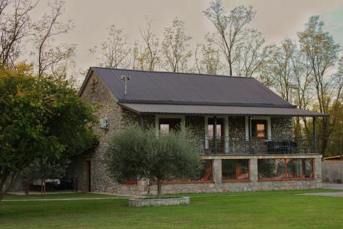 una casa de piedra con techo negro en Konoba Stanisic, en Balabani