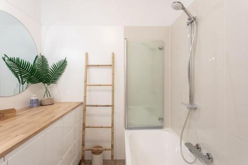 une salle de bain avec douche et baignoire blanche dans l'établissement L45 Suite St Marguerite Sea View Balcon, Parking WIFI, à Nice