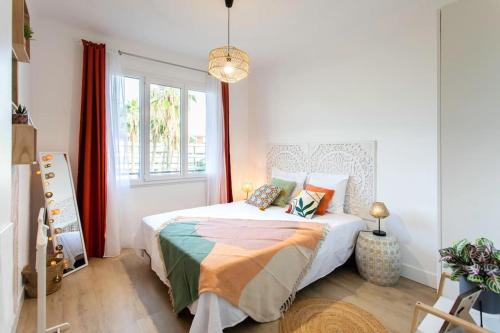 une chambre avec un lit et une fenêtre dans l'établissement L45 Suite St Marguerite Sea View Balcon, Parking WIFI, à Nice