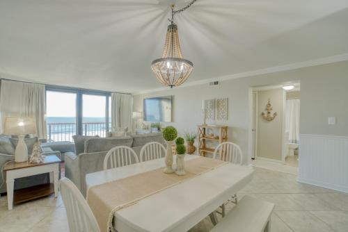 ein Esszimmer und ein Wohnzimmer mit Tisch und Stühlen in der Unterkunft The Breakers 44 by Vacation Homes Collection in Orange Beach