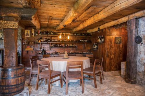 El salón o zona de bar de Konoba Stanisic
