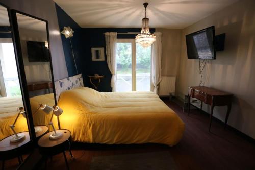 une chambre avec un grand lit et une fenêtre dans l'établissement Jolie maison sauna piscine, à Brest