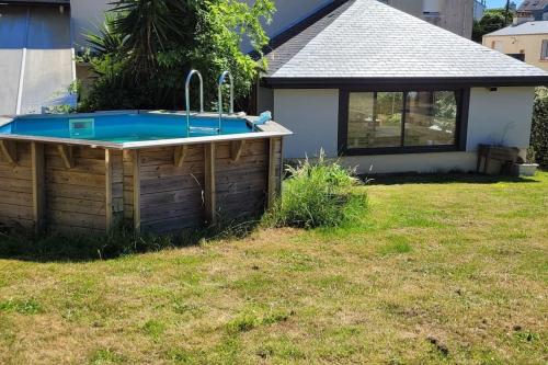 - un bain à remous dans une cour à côté d'une maison dans l'établissement Jolie maison sauna piscine, à Brest