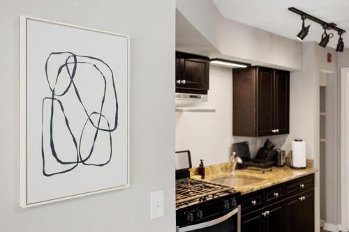 Η κουζίνα ή μικρή κουζίνα στο A Trendy Escape close to Downtown Peoria