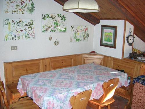 a dining room with a table and two chairs at Mansarda Jouvenceaux in Sauze dʼOulx