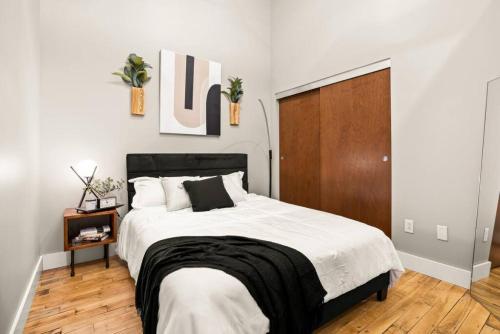 Кровать или кровати в номере The Urban Loft - Stylish Industrial Living