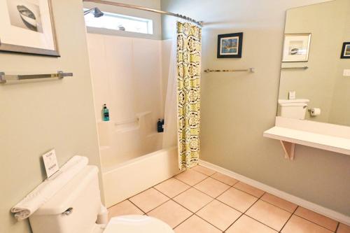 Ένα μπάνιο στο Relaxing Beach Walk Condo with Pool Views and Easy Beach Access Sandpiper Cove Unit 9201