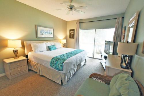 Ένα ή περισσότερα κρεβάτια σε δωμάτιο στο Relaxing Beach Walk Condo with Pool Views and Easy Beach Access Sandpiper Cove Unit 9201