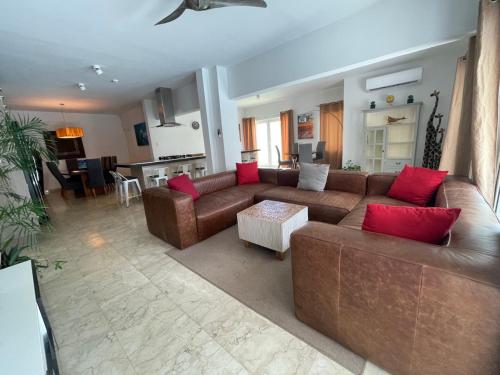 Ruang duduk di Large 7 bedrooms with 6 bathrooms Villa with private pool near Palm Beach