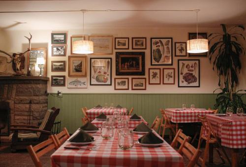 a restaurant with red and white checkered tables and chairs at Hotel Turismo in San Martín de los Andes