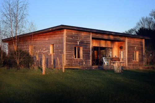 a log cabin with a table in front of it at Country Lodge in Les Épasses